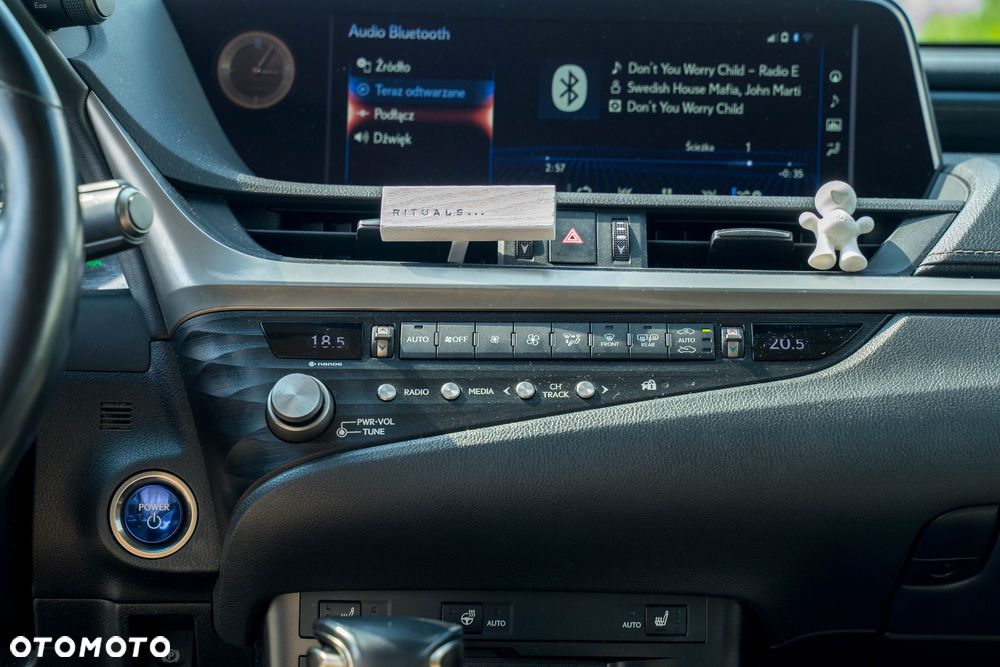 Lexus ES 300h Business Edition + - 18