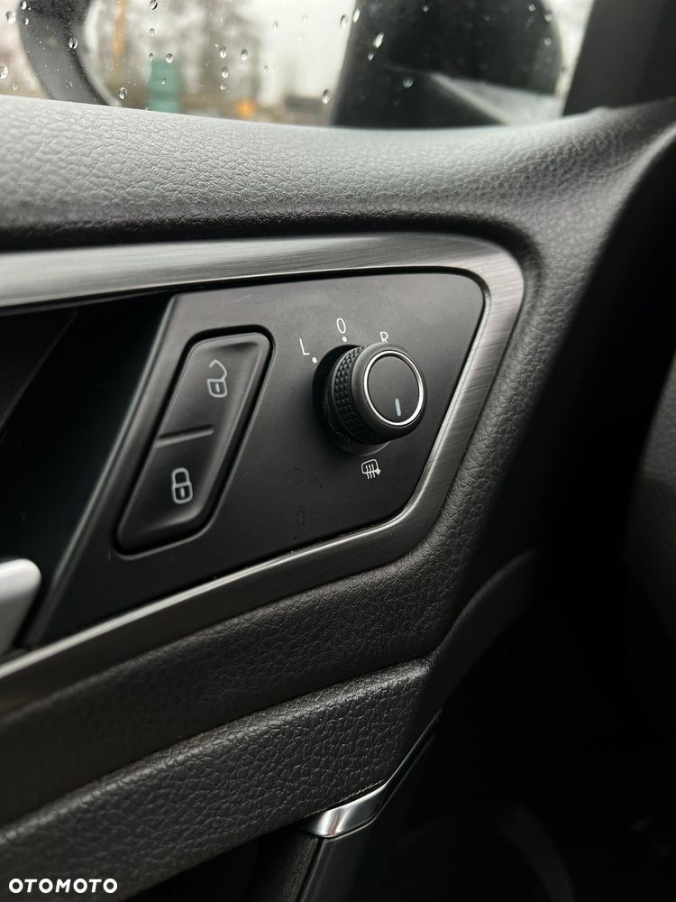 Volkswagen Golf 1.5 eTSI OPF DSG R-Line - 23