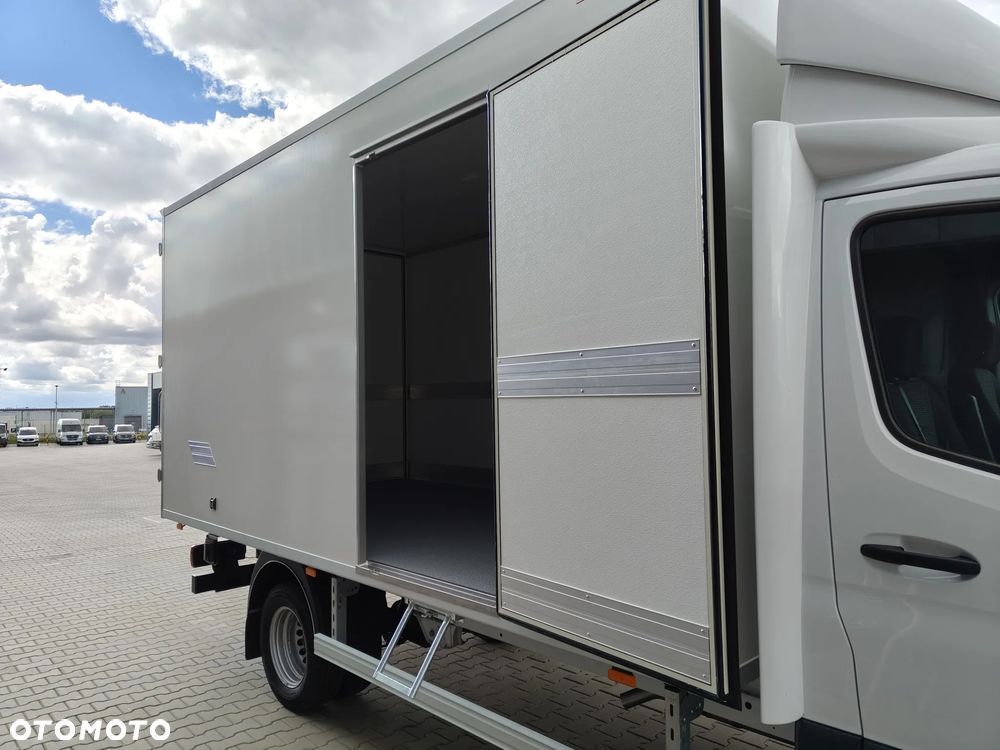 Mercedes-Benz Sprinter - 11