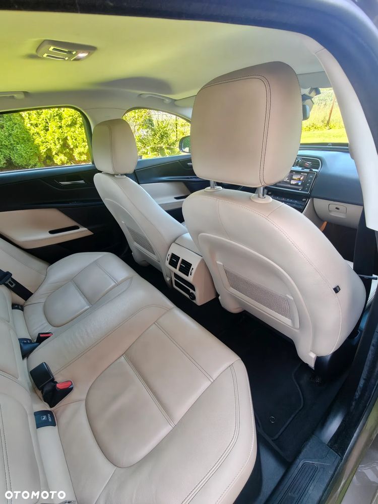 Jaguar XE 2.0 T Prestige - 14
