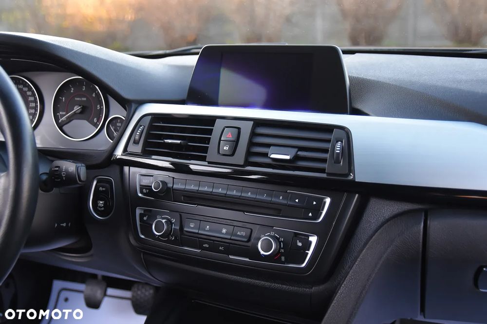 BMW Seria 3 318d Sport Line - 30