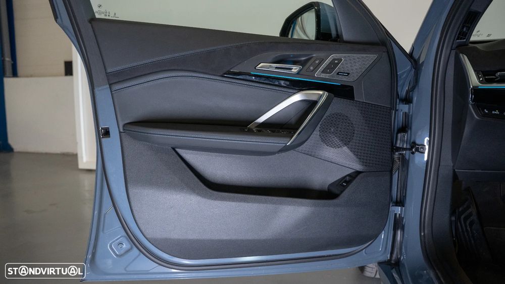 BMW iX2 eDrive20 Pack Desportivo M - 17
