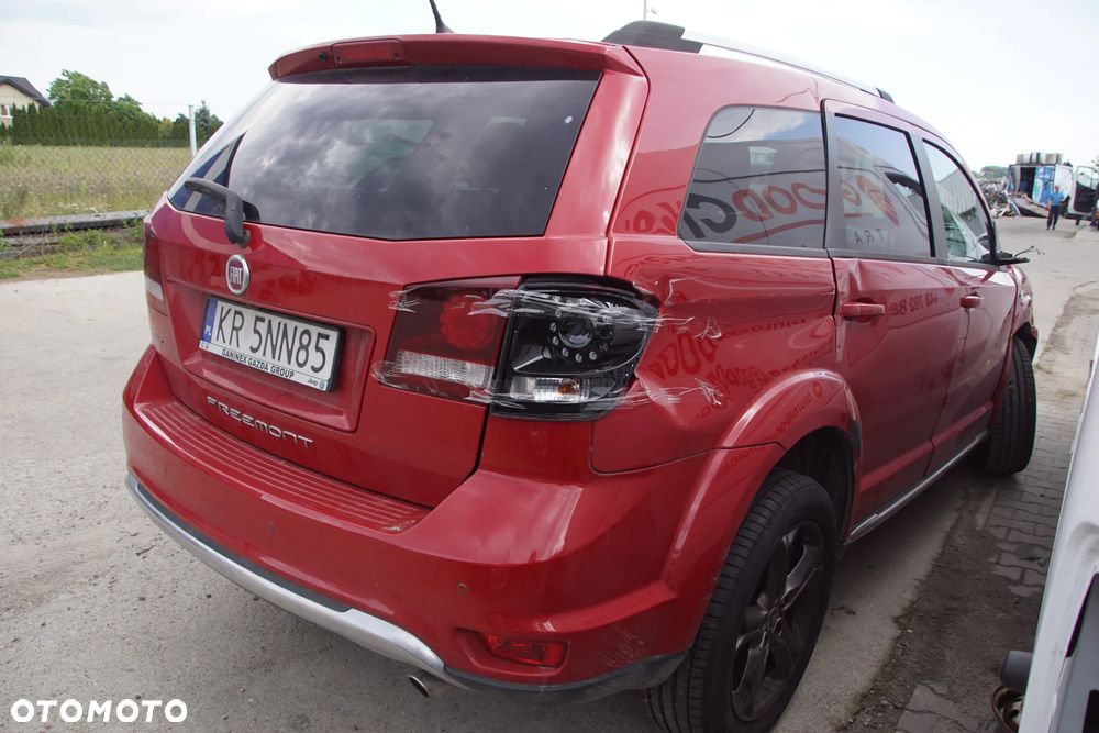 Auto na części - Fiat Freemont 2.0 MultiJet 170 KM 939B5000 62TE PRM 2015R Silnik Skrzynia Drzwi Maska Błotnik Zderzak Klapa Lampa Lusterko Klamka Szyba Deska Kokpit Sterownik Moduł Czujnik Licznik Wyświetlacz Panel Kierownica - 6
