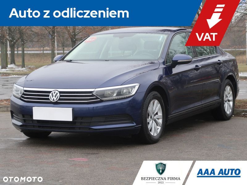 Volkswagen Passat - 1