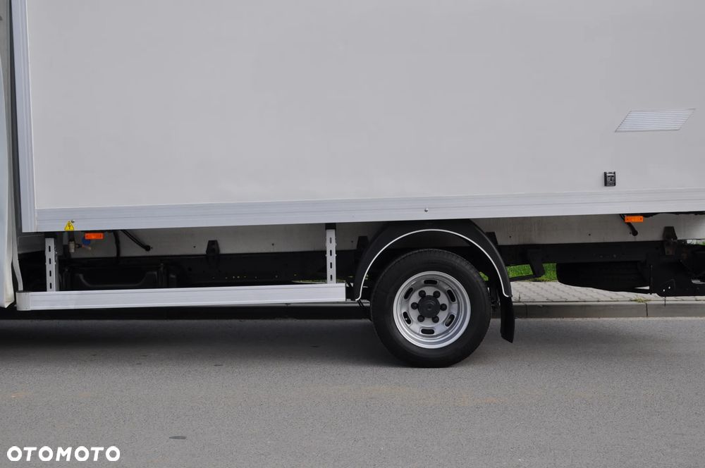 Iveco DAILY AUTOMAT CHŁODNIA MROŹNIA IZOTERMA CARRIER HI-MATIC NA BLIŹNIAKU KRAJOWE BEZWYPADKOWE ZASILANIE ZEWNETRZNE 230 V - 6