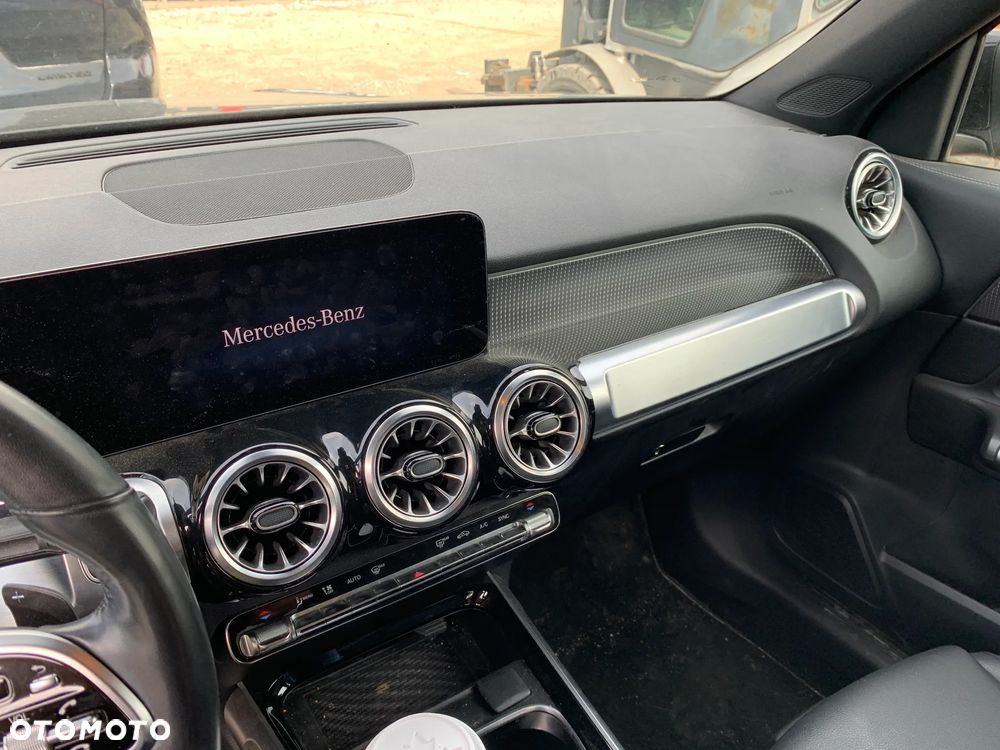Mercedes-Benz GLB 250 4Matic 8G-DCT - 9