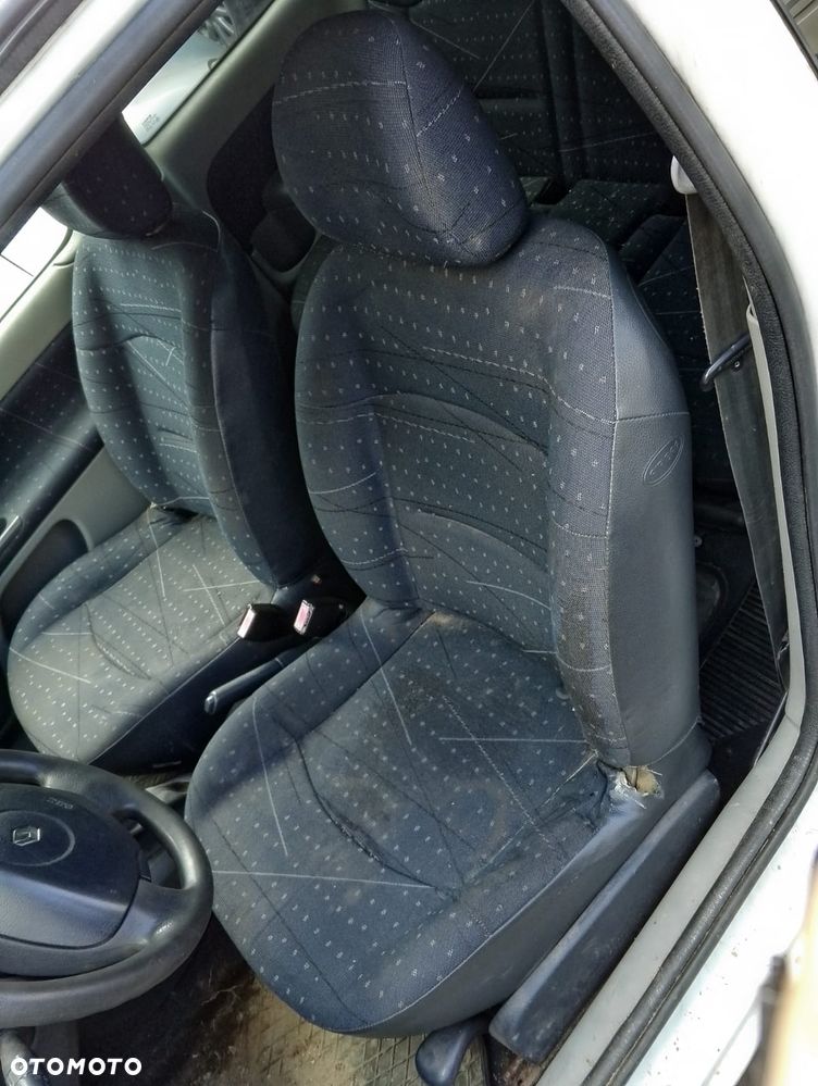 Renault Clio II FL (01-03r.) 1.2B 74KM. Silnik D4F 712 Skrzynia JB1 513 lakier OV369 – ICE WHITE BC.Cały na części.GWARANCJA !!! Przód Tył Zestaw Komplet Drzwi Klapa Zderzak Błotnik Maska Grill Atrapa Szyba Pas Lampa Lusterko Boczki Fotel Kanapa Kokpit Deska Rozdzielcza Przełącznik Włącznik Sterownik Przewody Wiązka Instalacja Moduł Komputer Czujnik Listwa Pompa Alternator Wtryski Głowica Rozrusznik Kompresor Sprzęgło Dwumas Silnik Skrzynia ABS Klimatyzacji Paliwa Wspomagania Kolektor Turbina Przepustnica Zawór Chłodnica Koło Hak Belka Sanki Zawieszenie Mcpherson Półoś Amortyzator Wydech Tłumik Zacisk Most - 8
