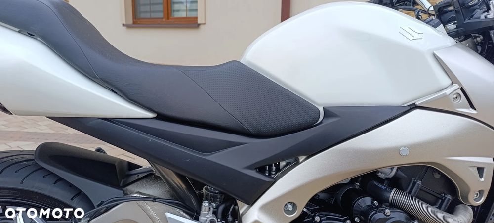 Suzuki GSR - 24