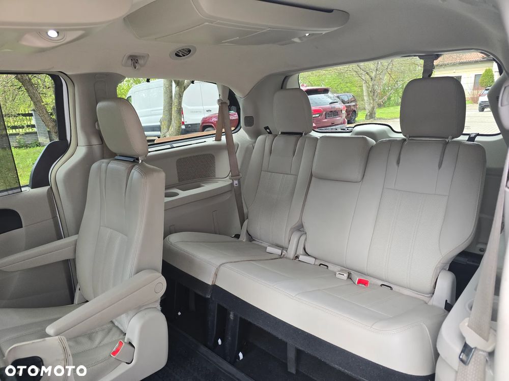 Chrysler Town & Country - 15