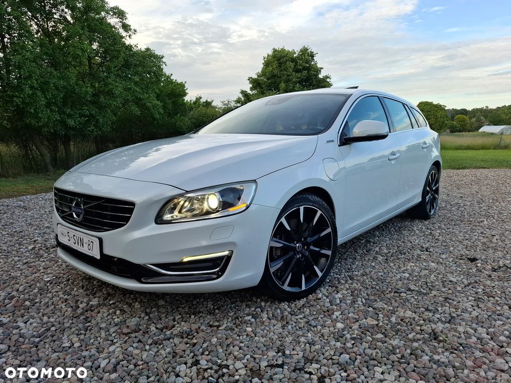 Volvo V60 D6 AWD Plug-in Hybrid R-Design Summum - 1