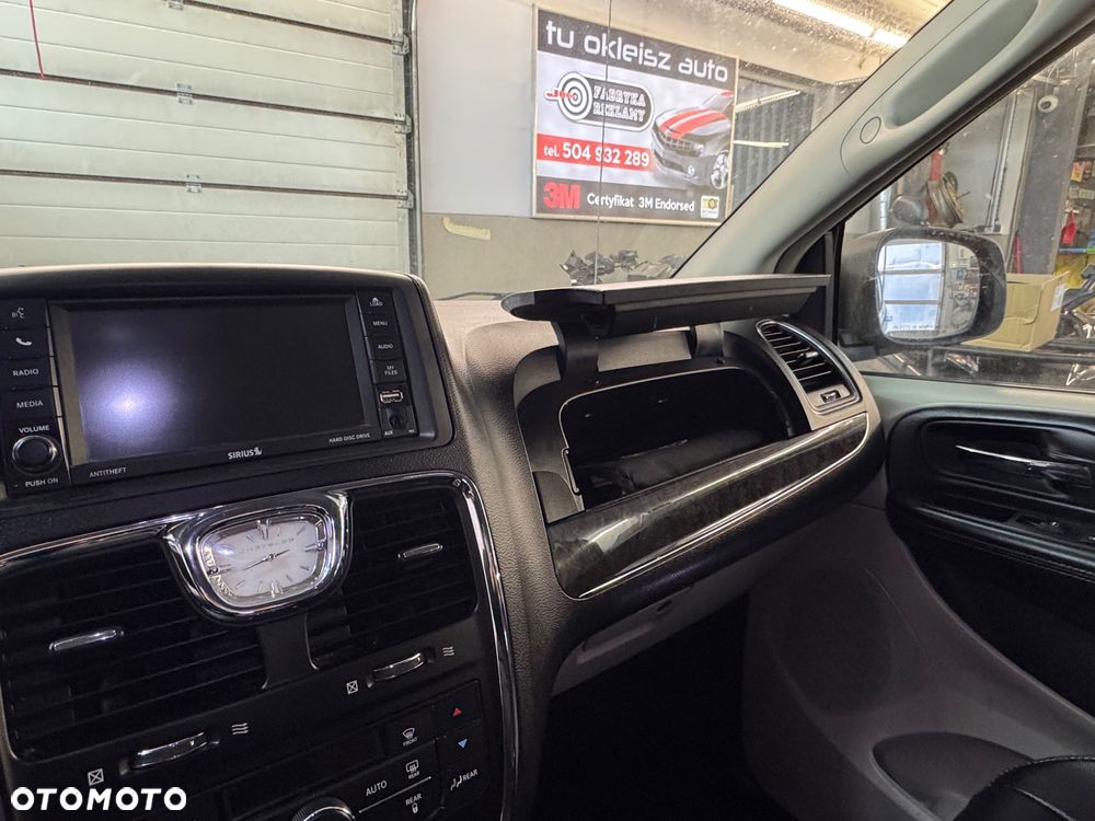Chrysler Town & Country 3.6 Limited - 16