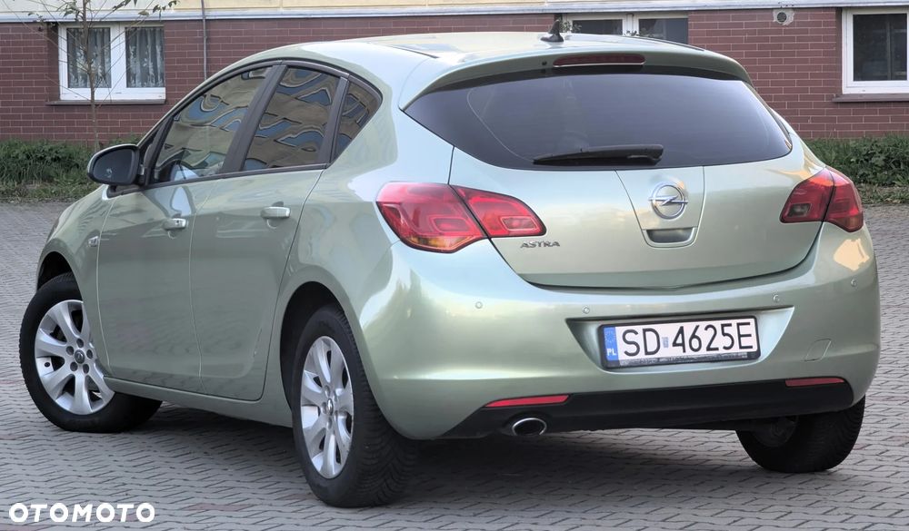Opel Astra 2011 photo 2