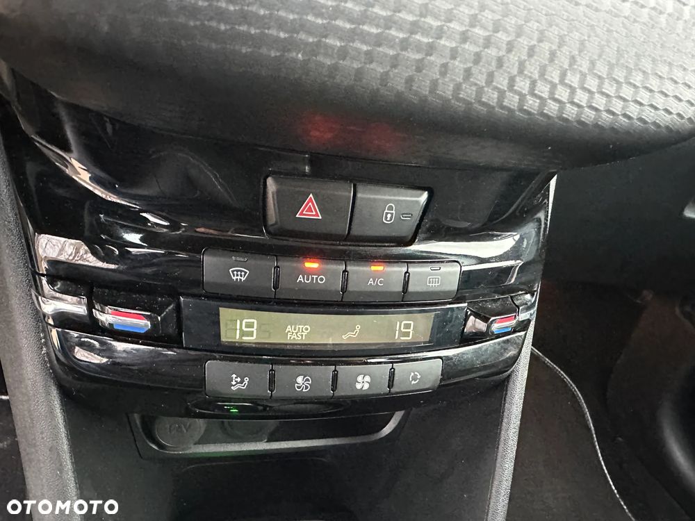 Peugeot 2008 PureTech 110 GPF EAT6 Black Edition - 27