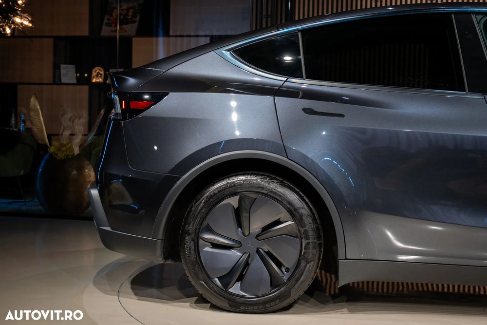 Tesla Model Y Long Range RWD - 17