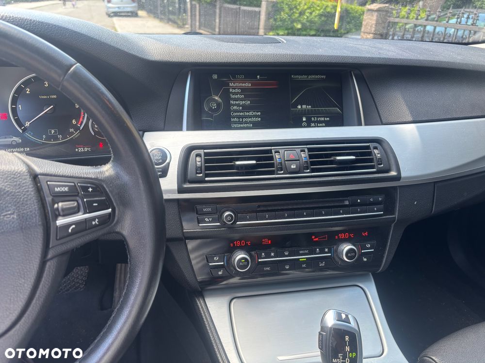 BMW Seria 5 525d xDrive Luxury Line - 7