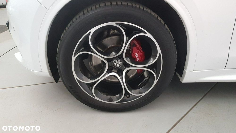 Alfa Romeo Stelvio - 13