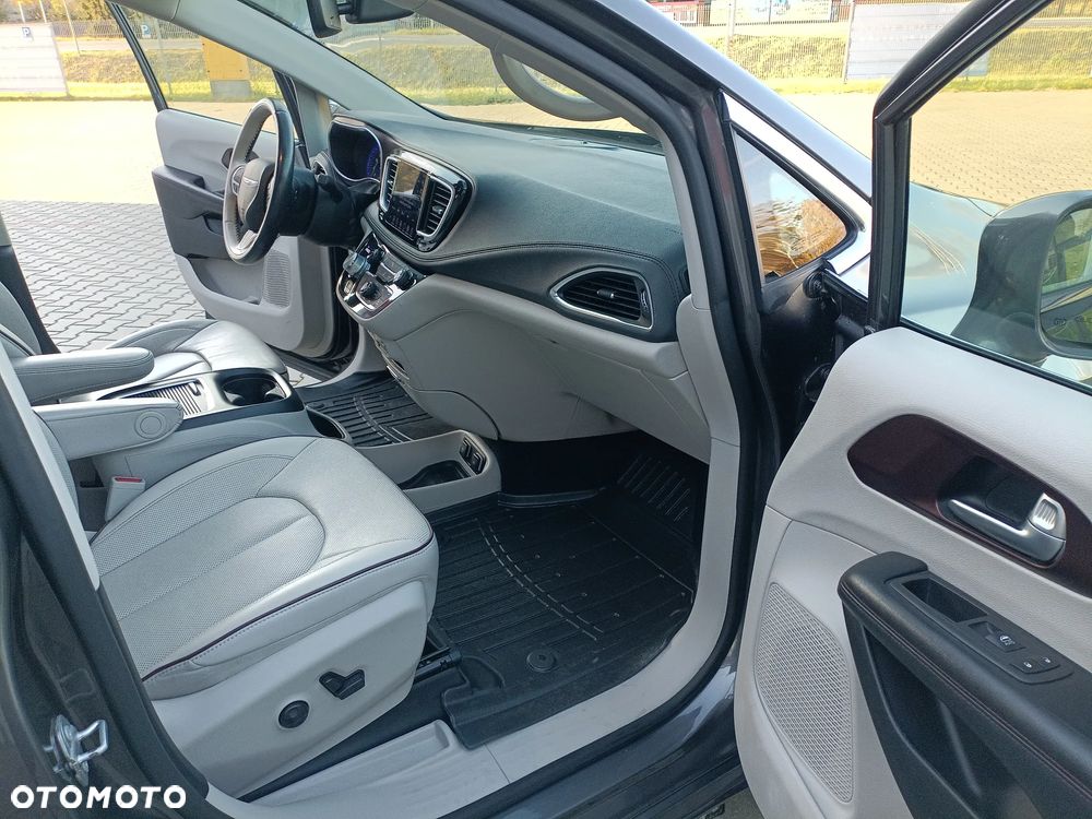 Chrysler Pacifica - 39