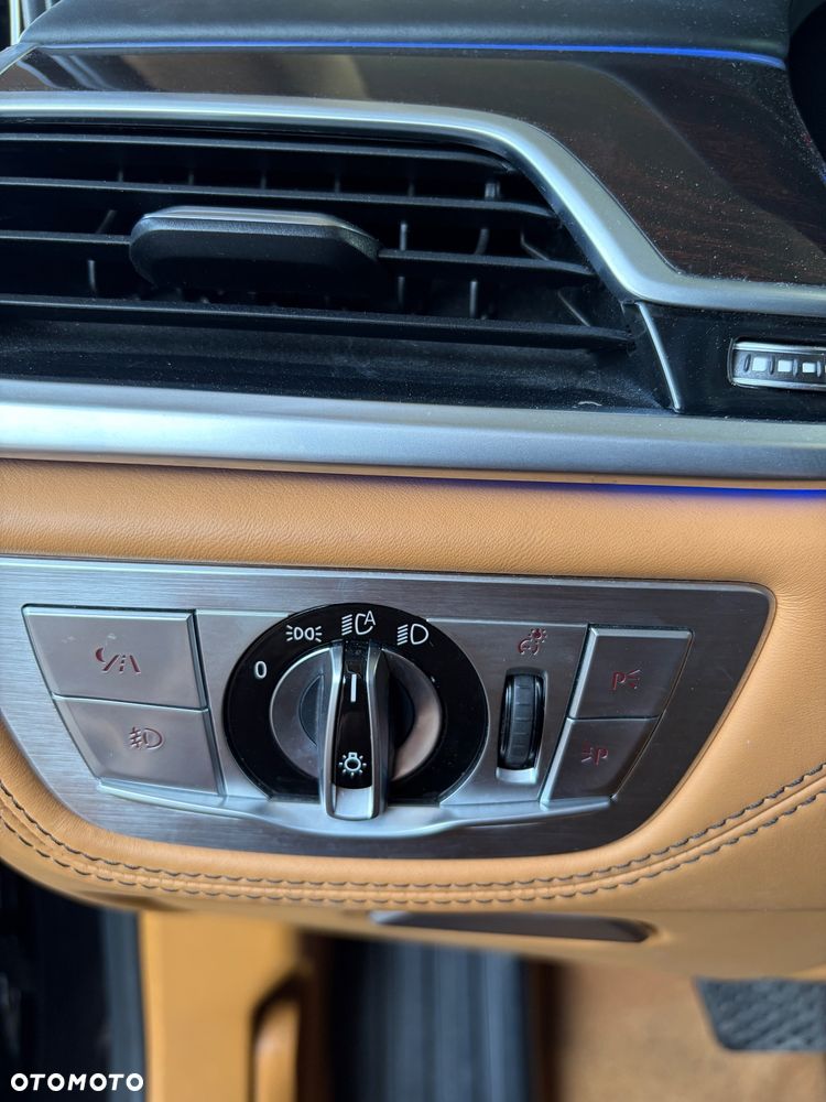 BMW Seria 7 750Li xDrive - 19