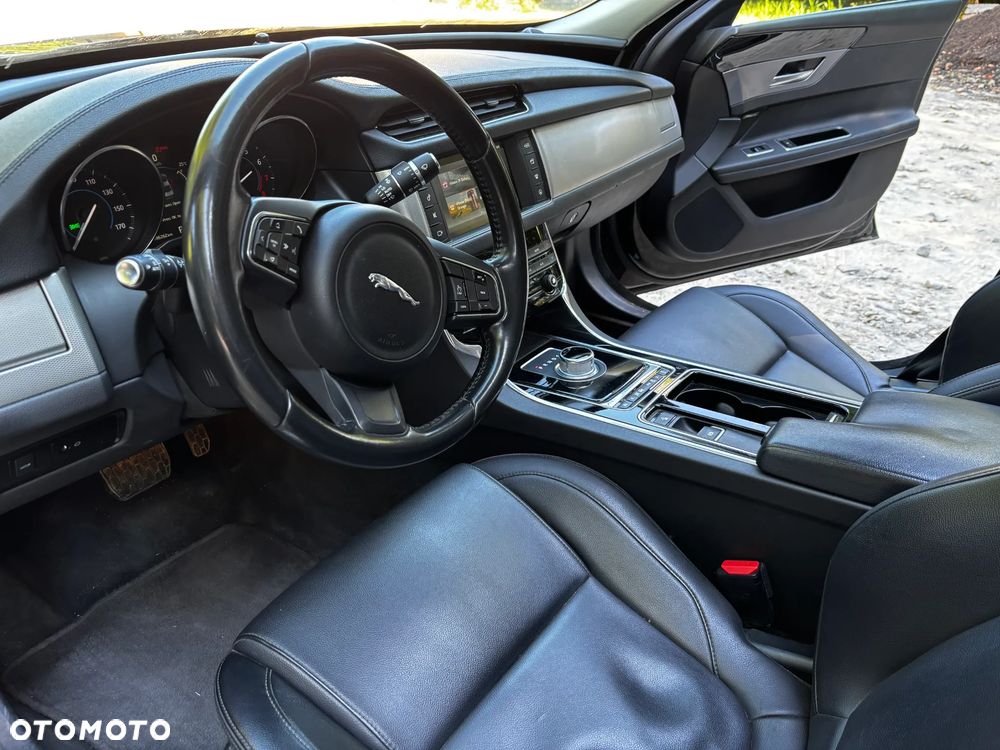 Jaguar XF 35t Prestige - 7