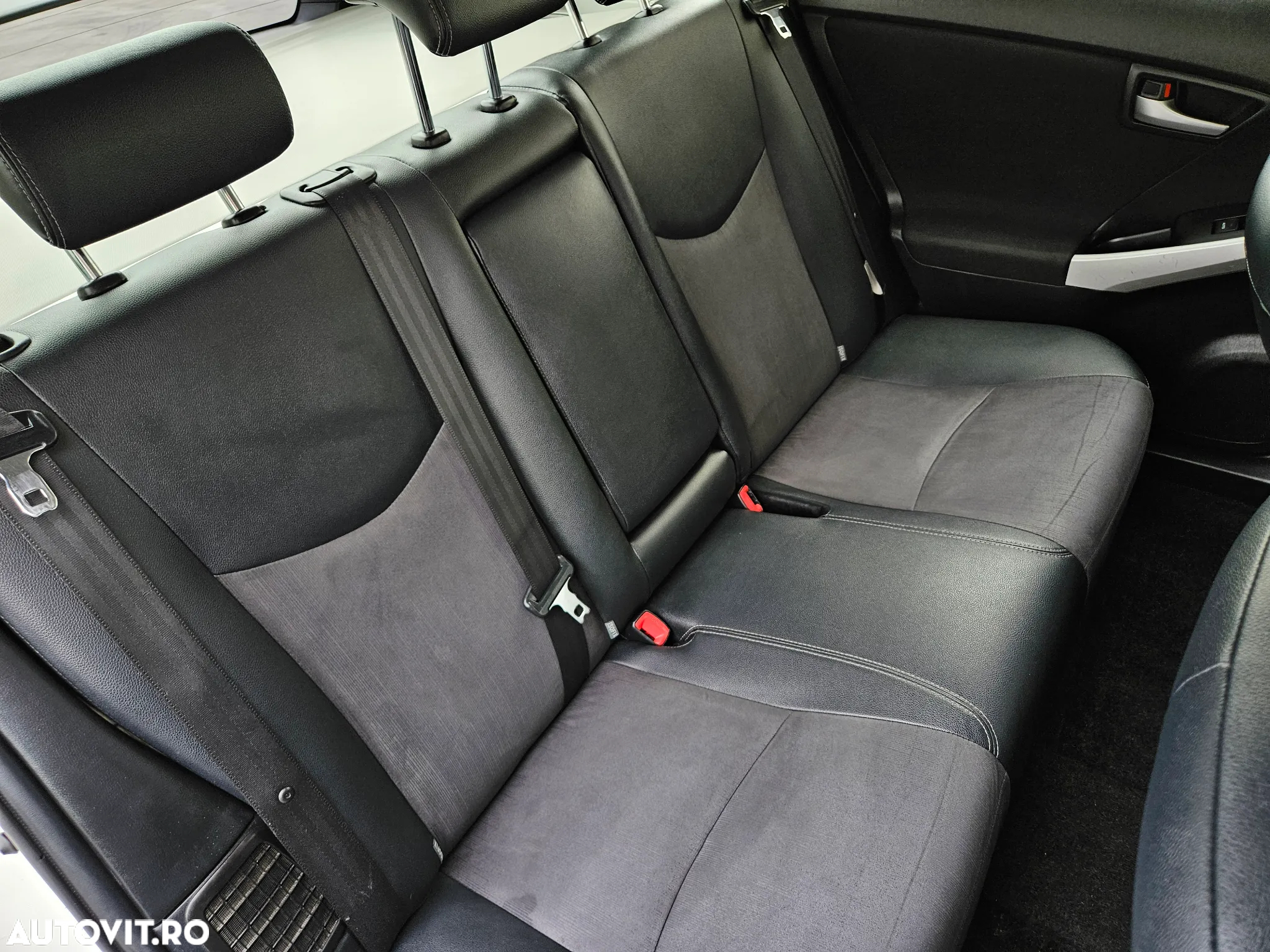 Toyota Prius (Hybrid) Executive - 12