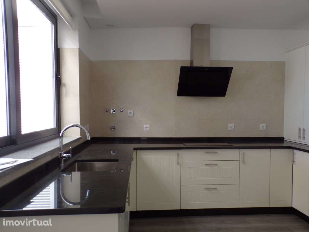 Apartamento T2, em primeira linha, com vista mar na marginal, em Se... - Grande imagem: 4/30