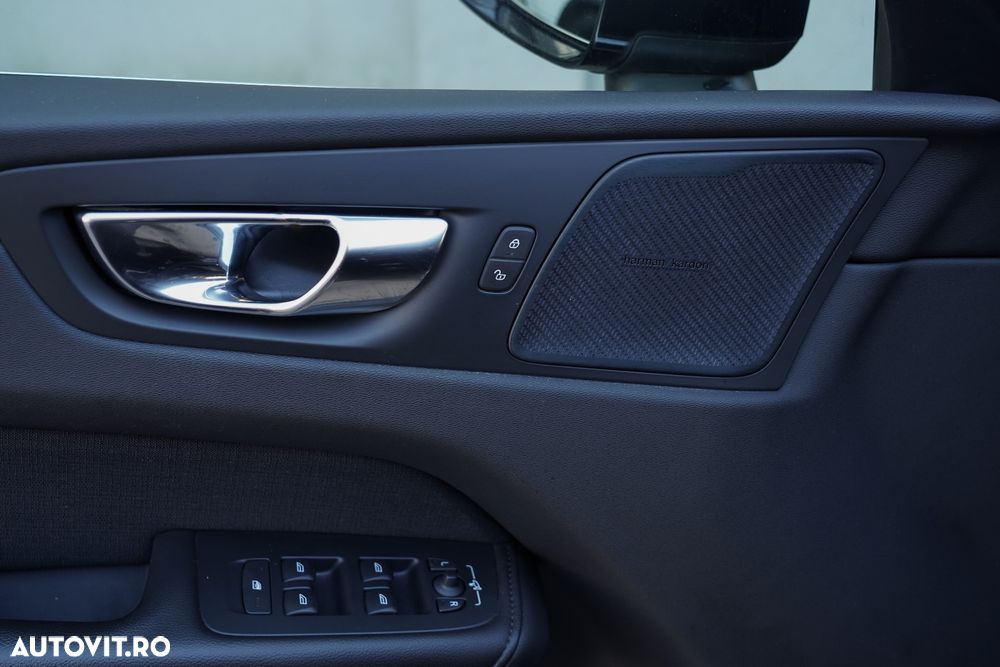 Volvo XC 60 B4 MHEV AT8 AWD Momentum Pro - 19