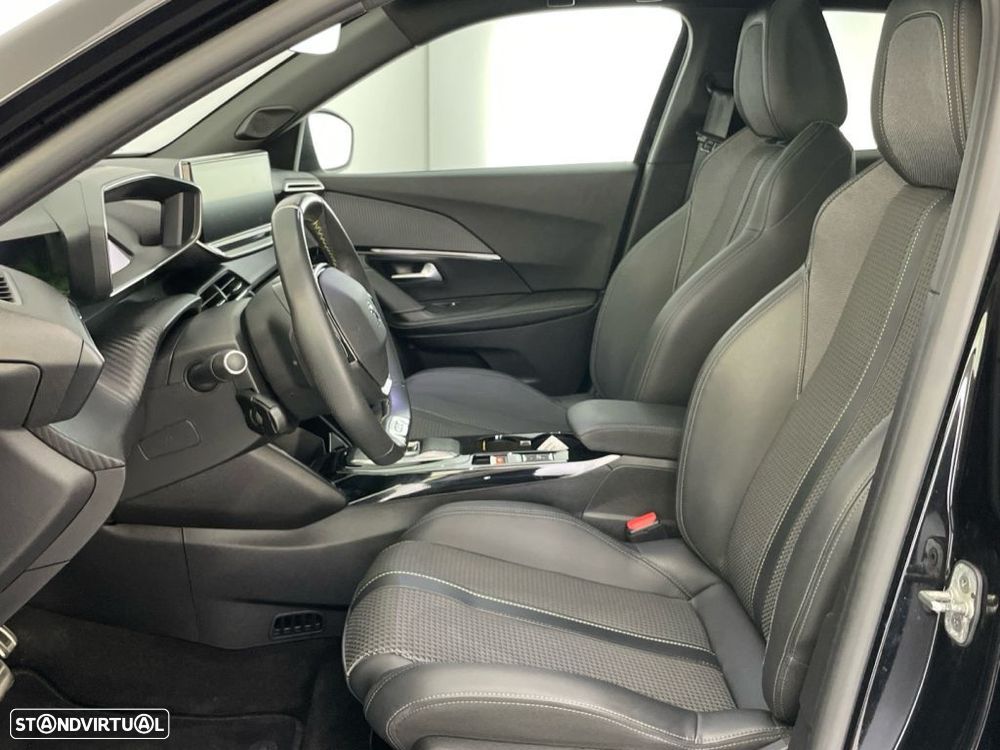 Peugeot e-2008 50 kWh GT — fotografia 11