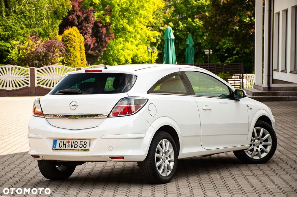 Opel Astra GTC 1.6 Black&White - 15