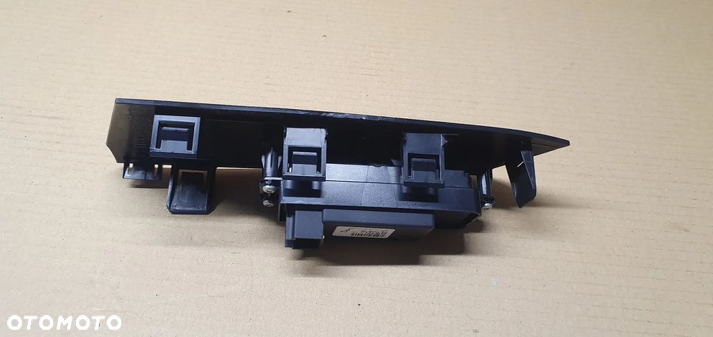 Przełącznik szyby prawy przód przedni Mazda 6 II GS1D66370 - 1