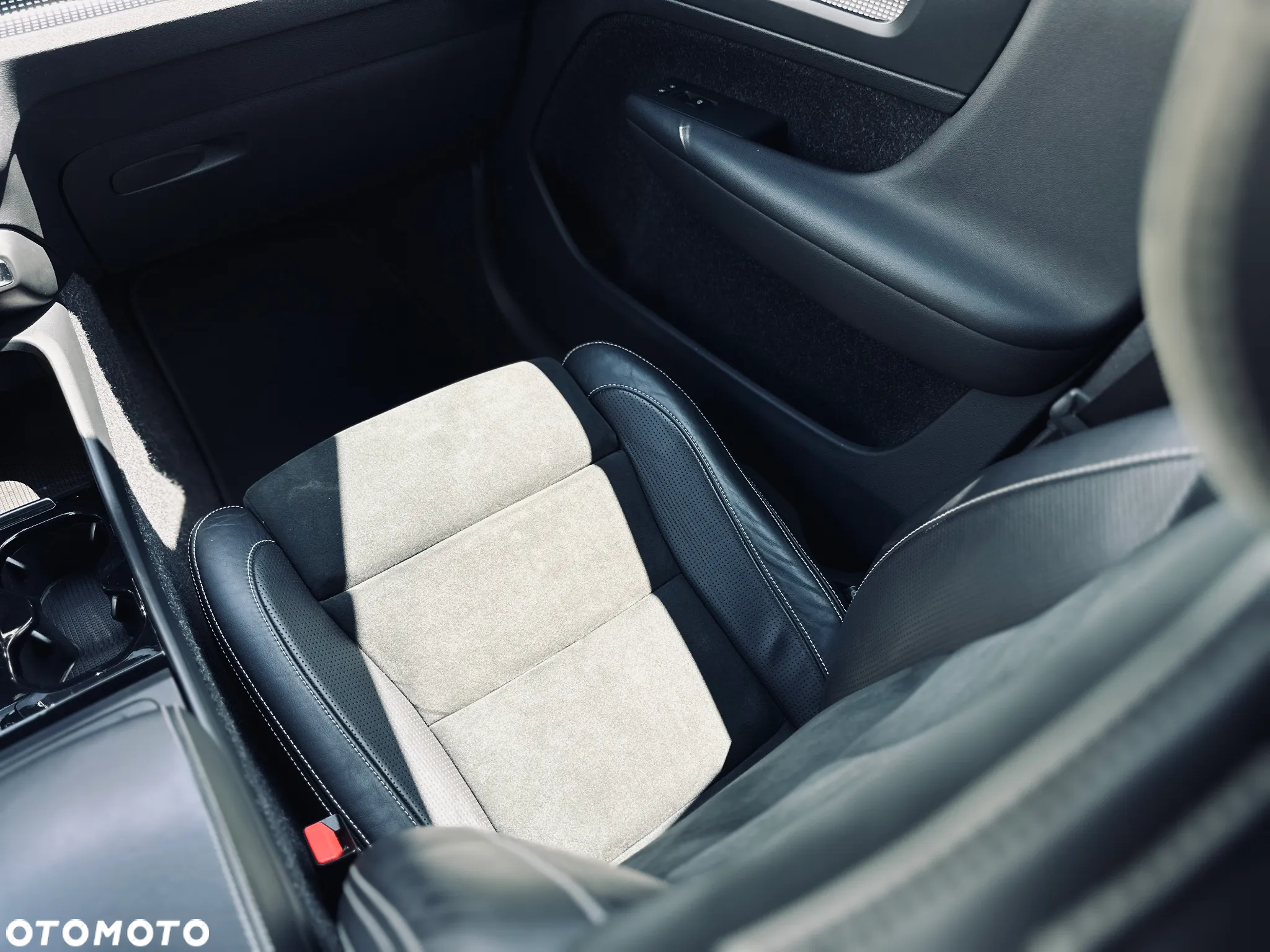 Volvo XC 40 D4 AWD Geartronic R-Design - 24