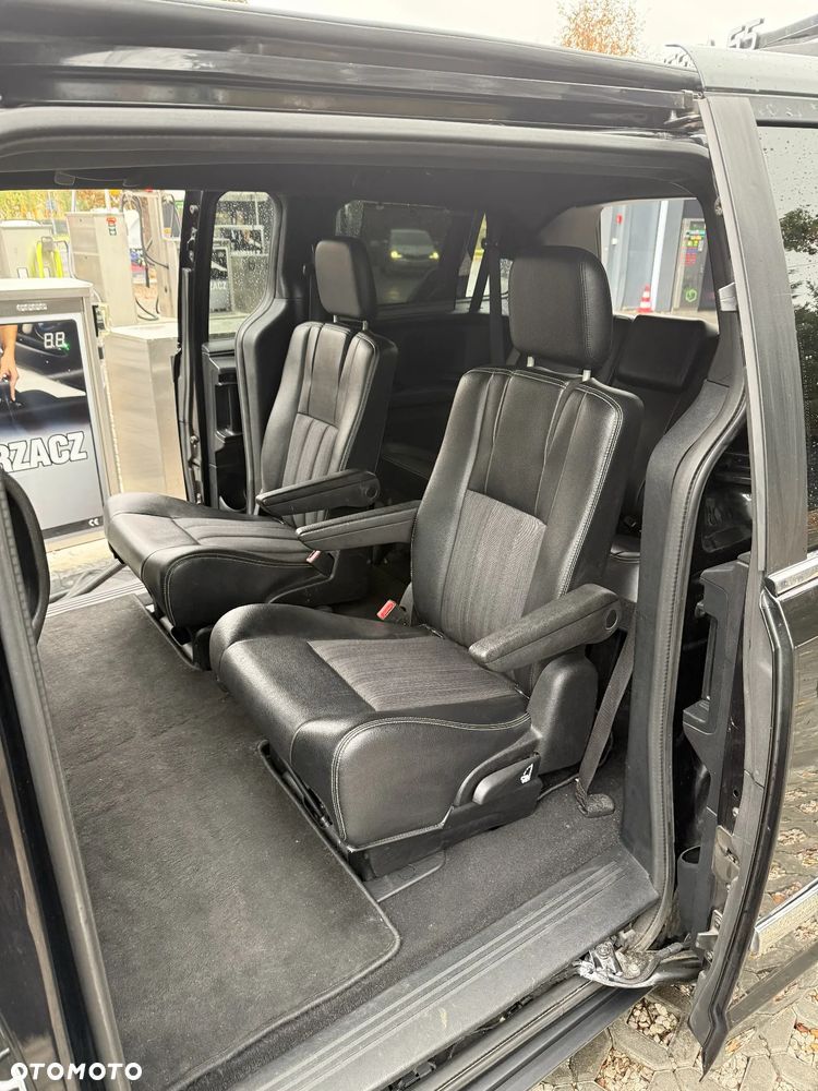 Chrysler Town & Country - 26