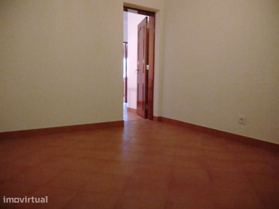 Moradia T2 em bom estado no centro da Batalha - Grande imagem: 4/5