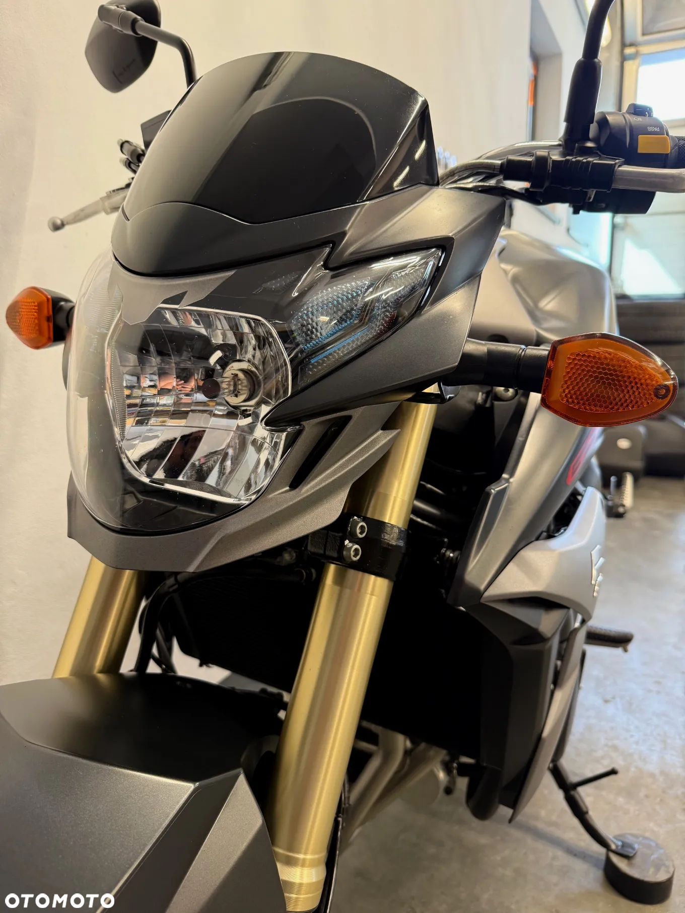 Suzuki GSR - 23