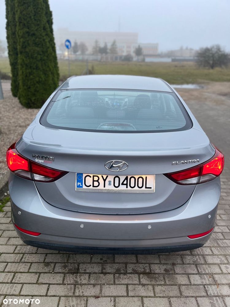 Hyundai Elantra - 4