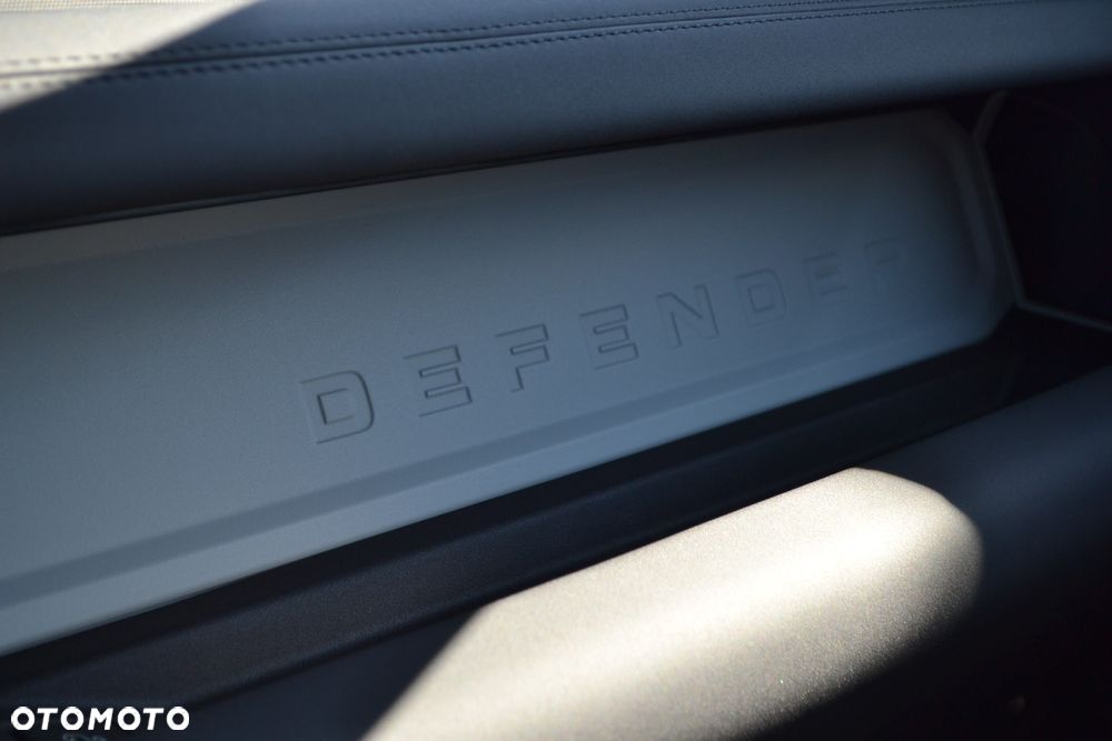 Land Rover Defender 110 D300 X-Dynamic SE - 10