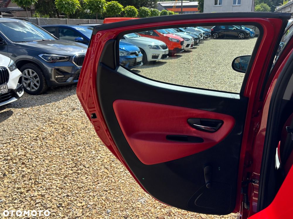 Lancia Ypsilon Y 1.2 8v Black & Red Edition - 17