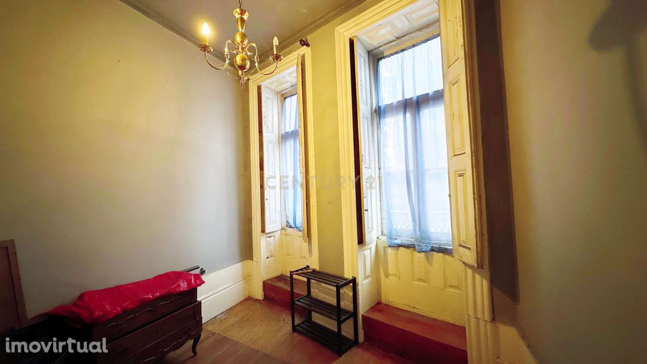 Prédio no centro do Porto, ao lado do Hospital Santo António - Grande imagem: 4/43