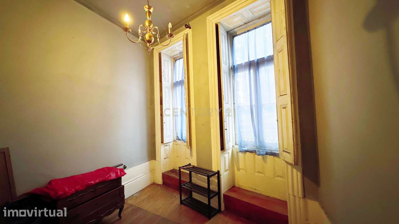 Prédio no centro do Porto, ao lado do Hospital Santo António - Grande imagem: 4/43