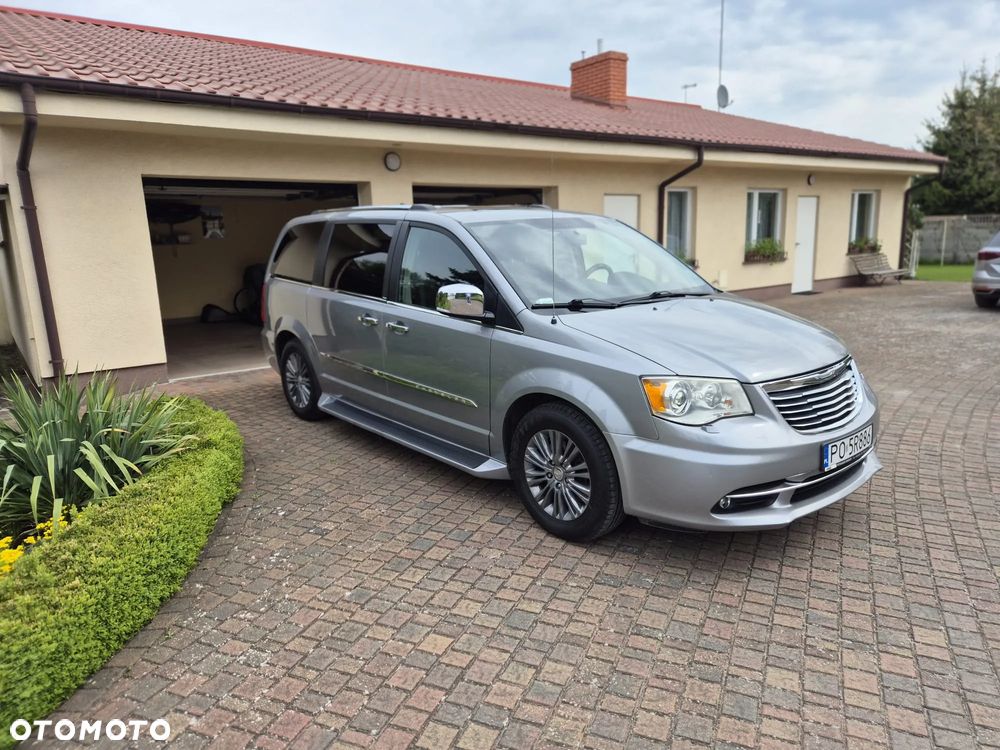 Chrysler Town & Country - 3