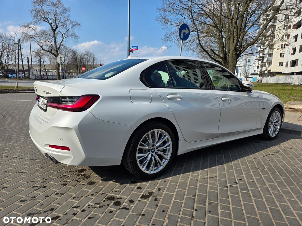 BMW Seria 3 330e xDrive M Sport - 32