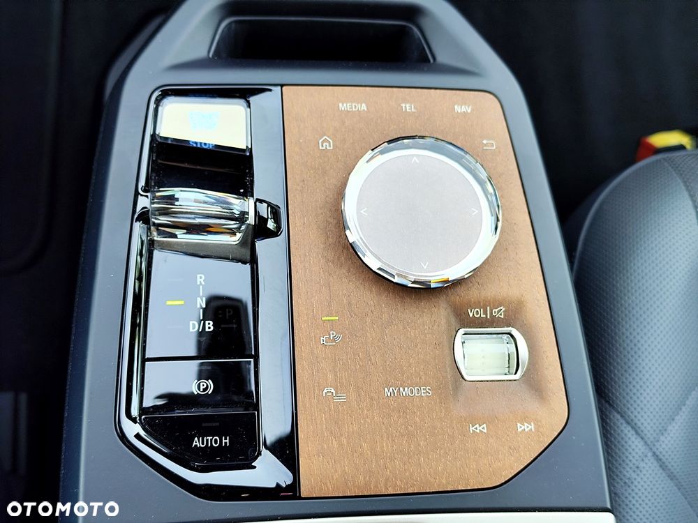 BMW iX xDrive40 76.6kWh Signature - 28