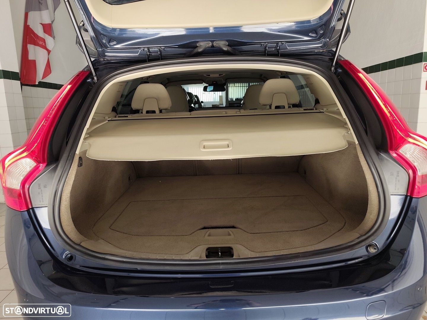 Volvo V60 2.0 D4 Momentum - 18