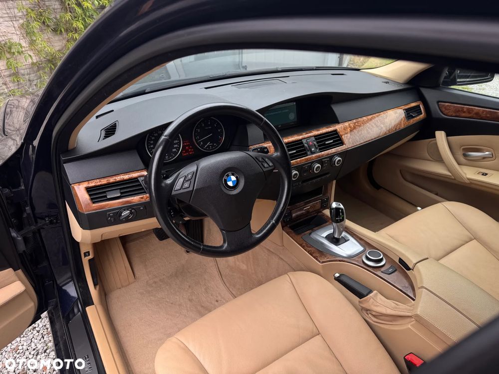 BMW Seria 5 525xi - 23
