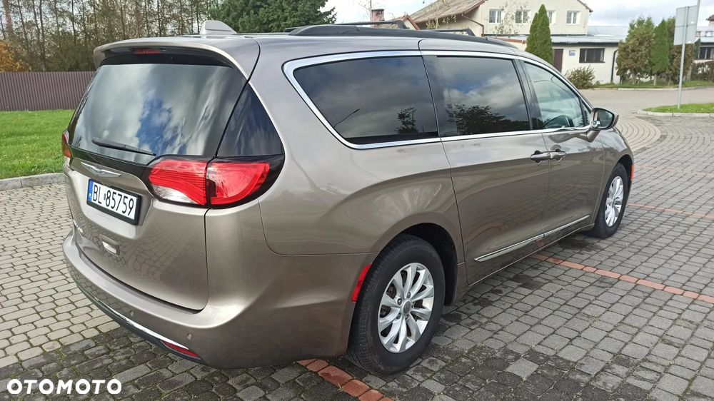 Chrysler Pacifica - 5