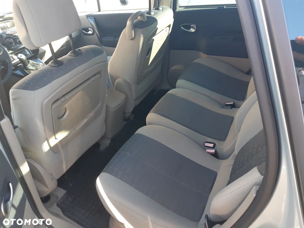 Renault Scenic 1.6 16V Family - 9