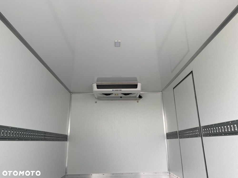 Mercedes-Benz Sprinter - 11