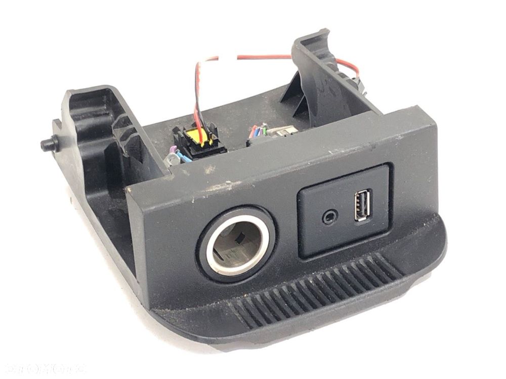 GNIAZDO USB  OPEL ZAFIRA TOURER C (P12) 2011 - 2022 1.6 CDTI (75) 100 kW [136 KM] olej napędowy - 1