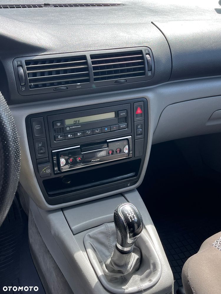 Volkswagen Passat 1.8 - 25