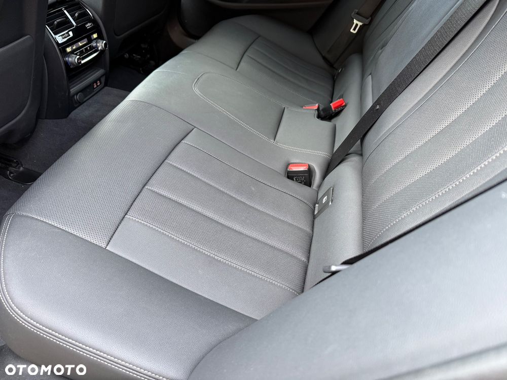 BMW Seria 5 530e xDrive Luxury Line sport - 41