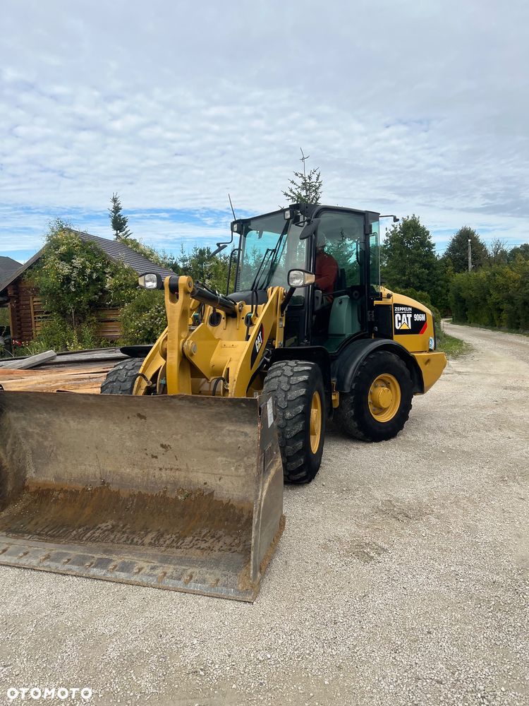 Caterpillar Ładowarka łamana 906M Cat łyżka widły 907 908 5 6 ton SZYBKOZŁĄCZE HYDRAULICZNE dodatkowe linie ZAMIATARKA za dopłatą - 27